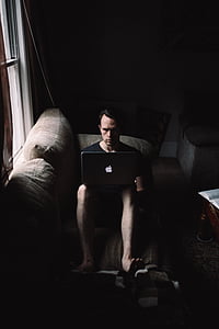 ο άνθρωπος, χρησιμοποιώντας, MacBook, συνεδρίαση, δίπλα, γυαλί, παράθυρο